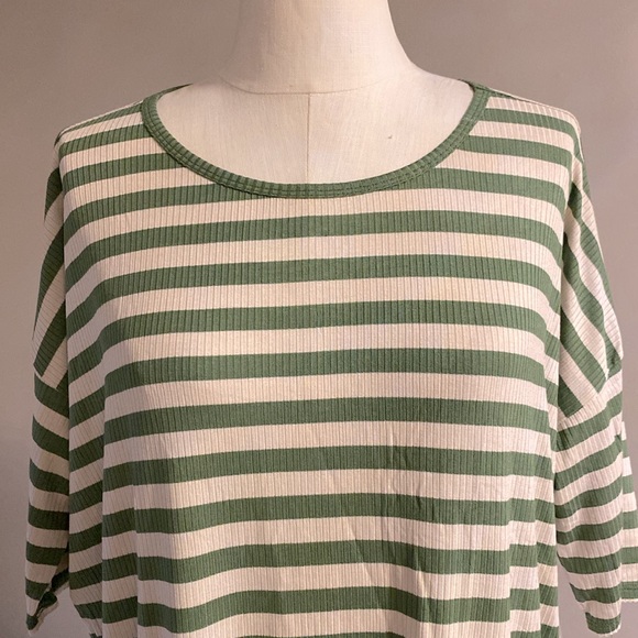 LulaRoe women’s sage green and white striped high-low top short sleeve size M - Picture 3 of 11